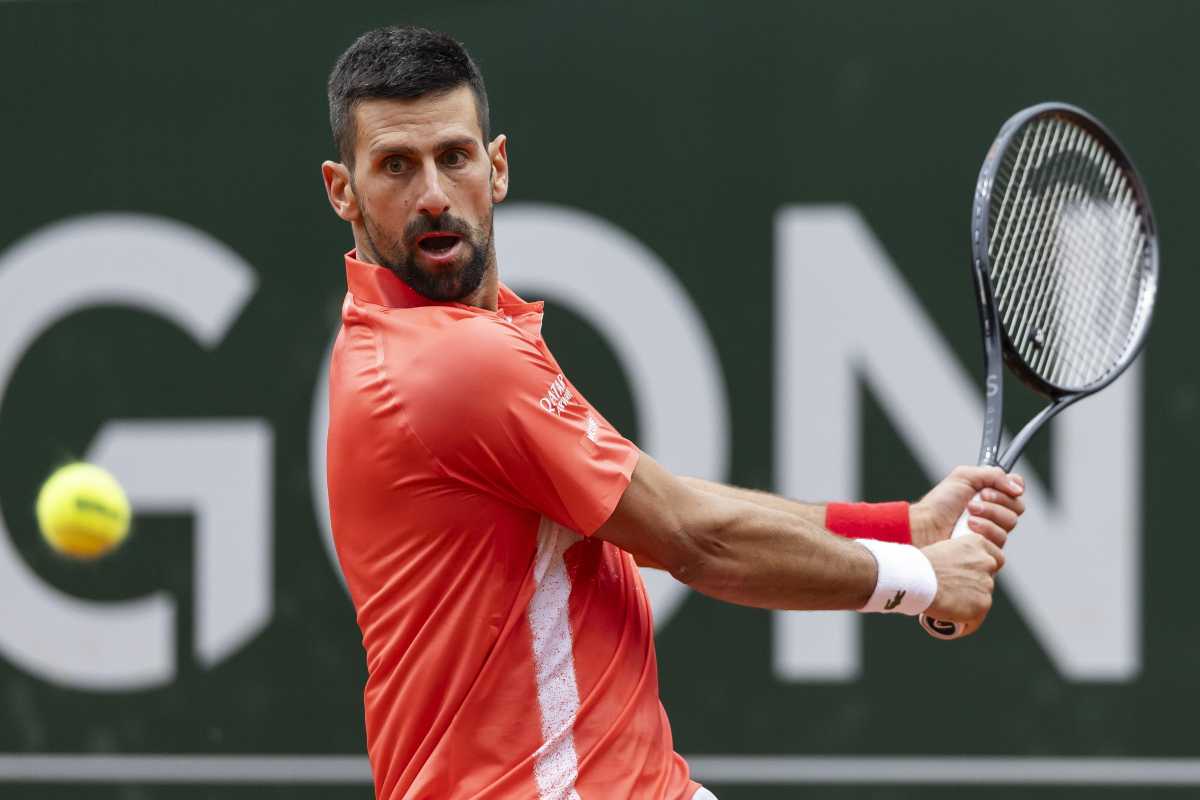 Djokovic colpisce di rovescio