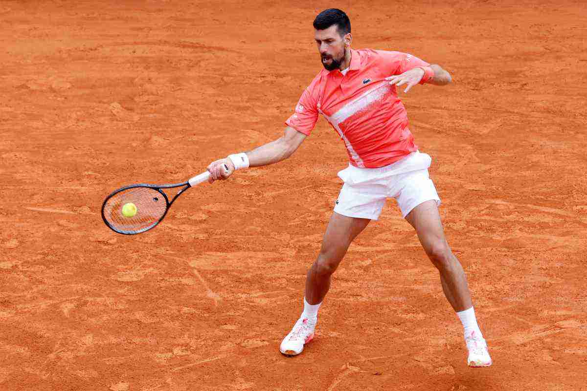 Novak Djokovic in azione sulla terra battuta