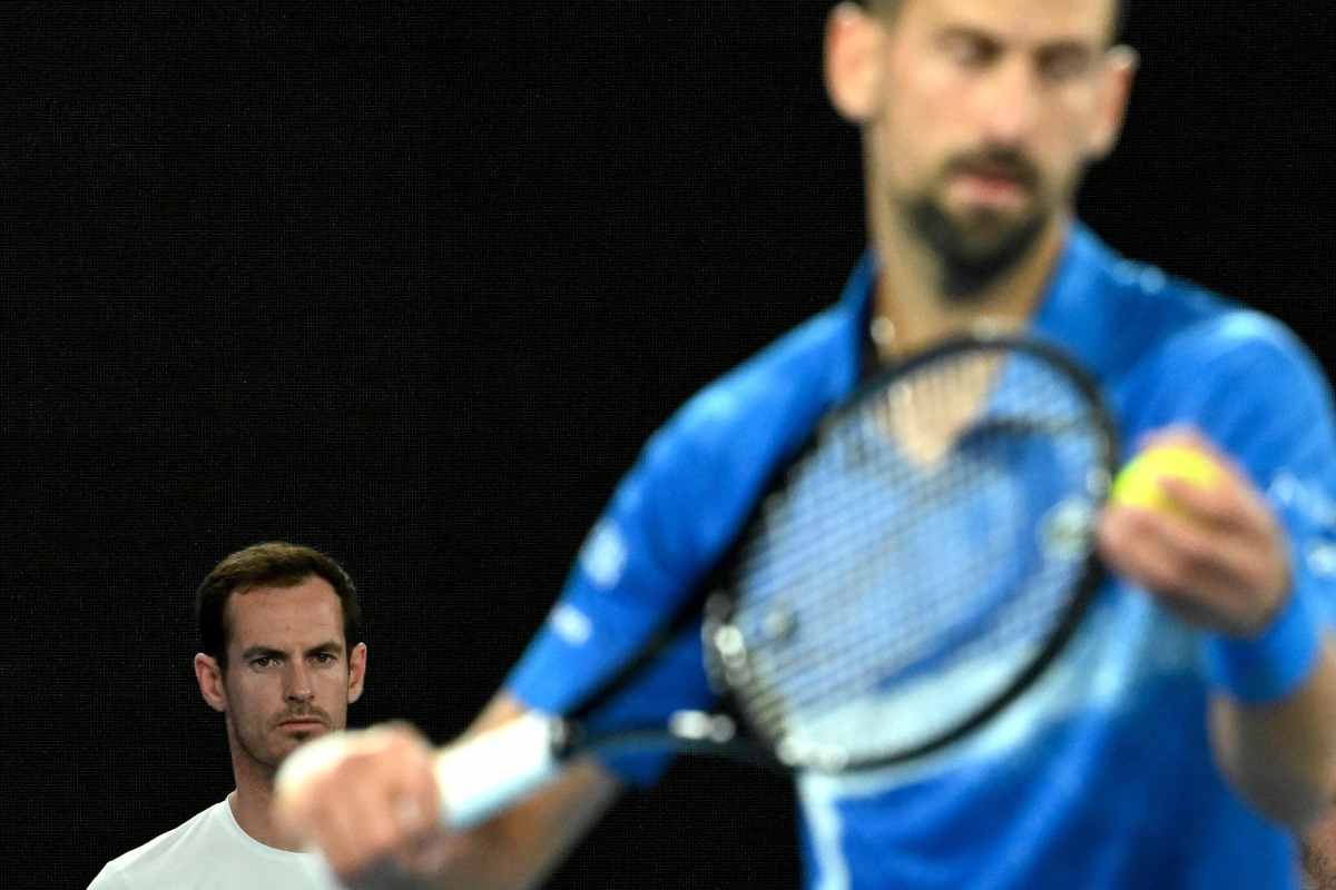 Murray osserva Djokovic mentre si allena all'Australian Open