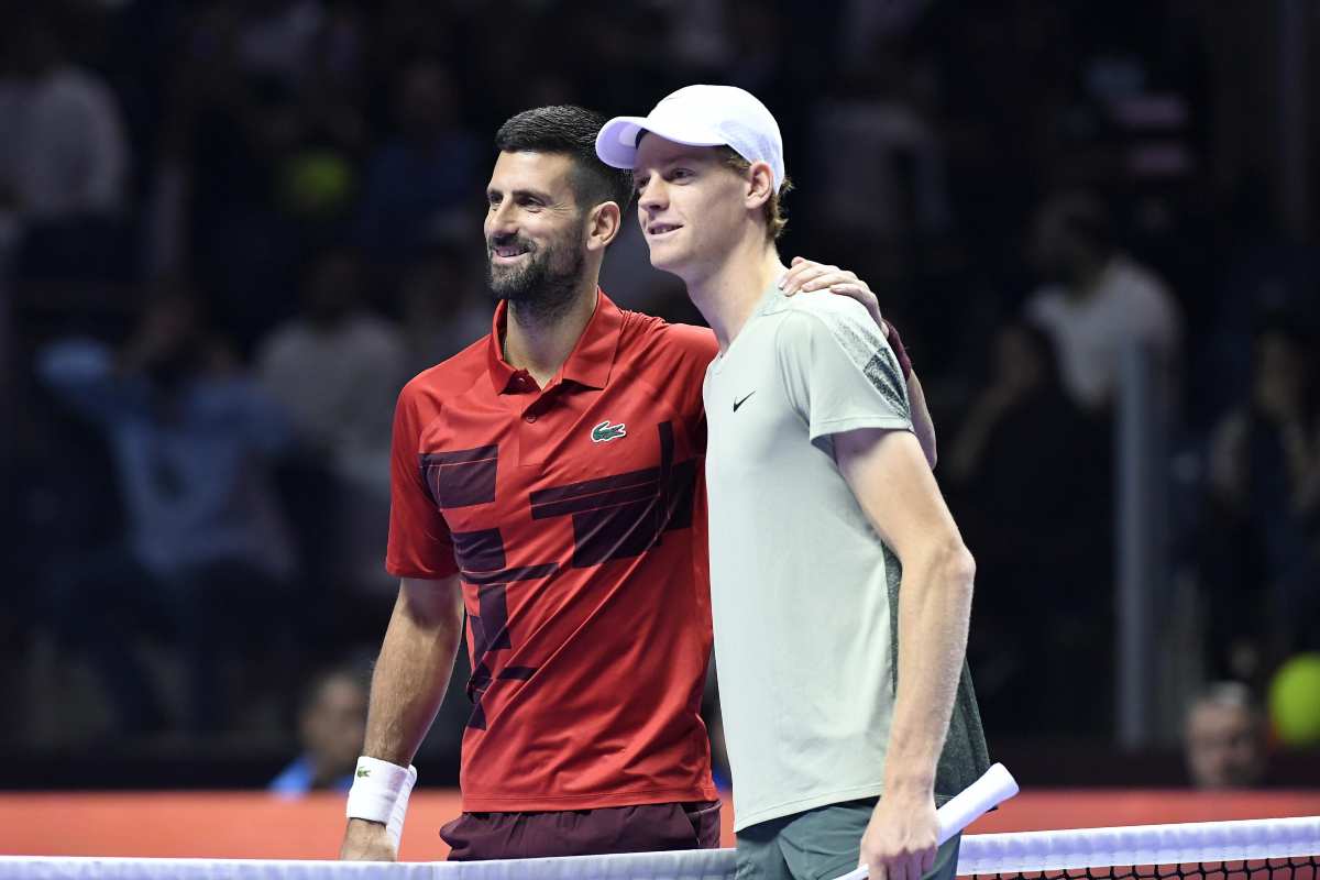 Djokovic e Sinner posano assieme per la foto pre-partita