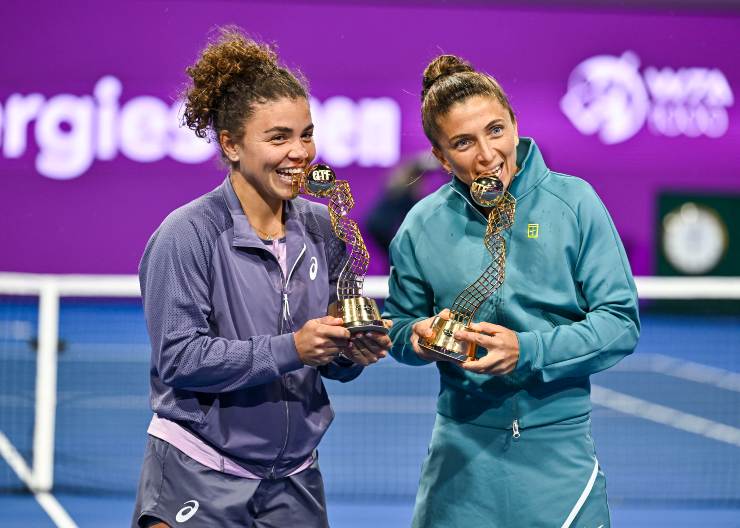 Errani e Paolini col trofeo vinto in doppio a Doha