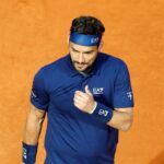 Fognini mostra il pollice alto verso la panchina