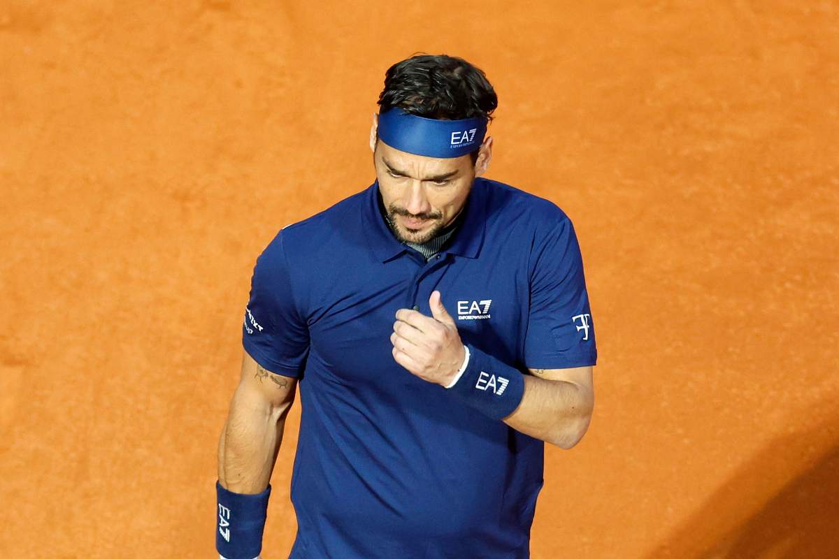 Fognini mostra il pollice alto verso la panchina