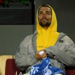 Fabio Fognini guarda in alto mentre è seduto in panchina