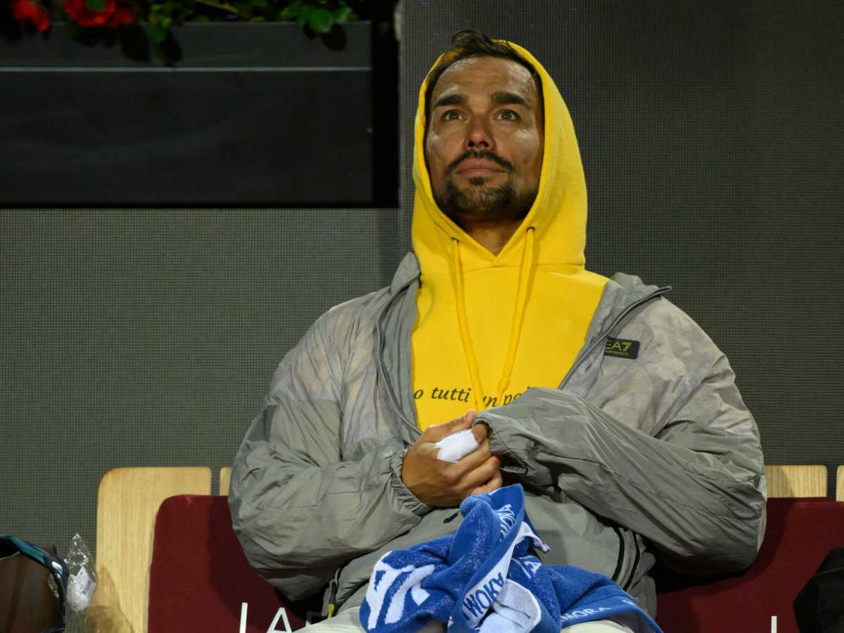 Fabio Fognini guarda in alto mentre è seduto in panchina