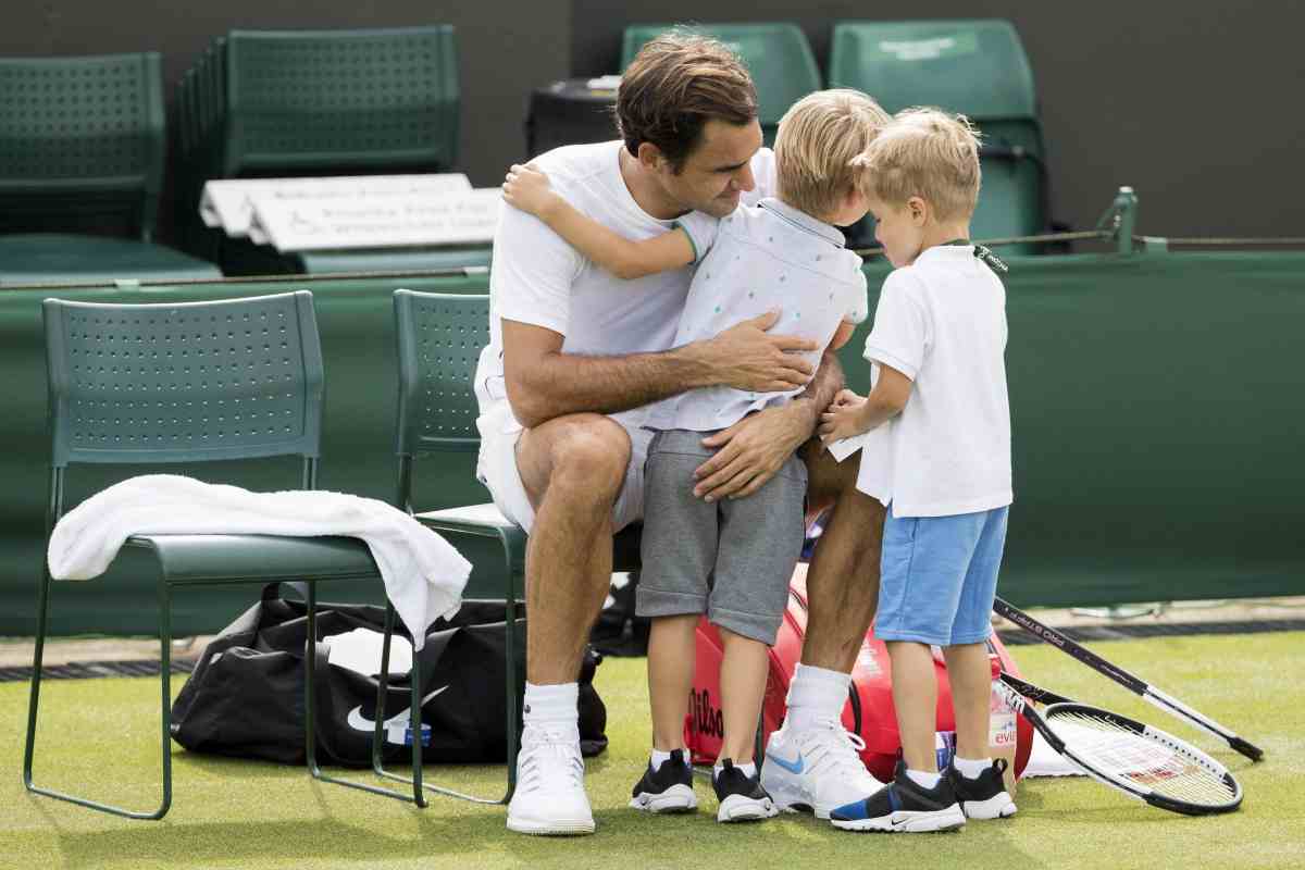 Federer abbraccia i figli in campo a Wimbledon