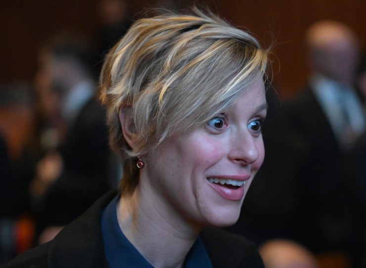 Federica Pellegrini in primo piano, di profilo e con gli occhi spalancati per lo stupore