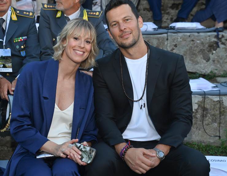 Federica Pellegrini, sorridente, seduta a fianco di Matteo Giunta