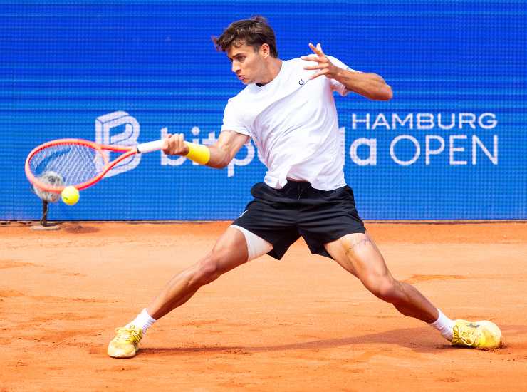 Il tennista toscano Flavio Cobolli durante un match
