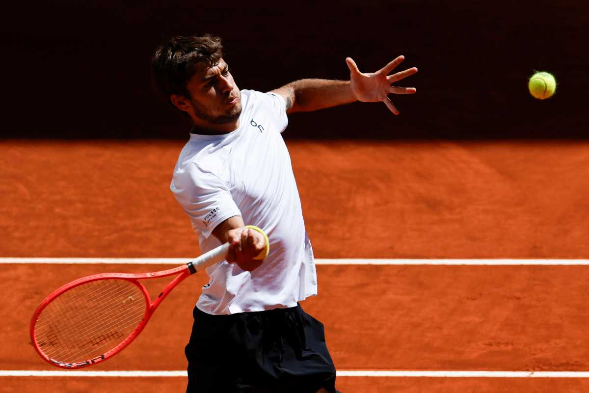 Flavio Cobolli in azione col dritto sulla terra battuta