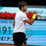 Flavio Cobolli festeggia il punto alzando il pugno