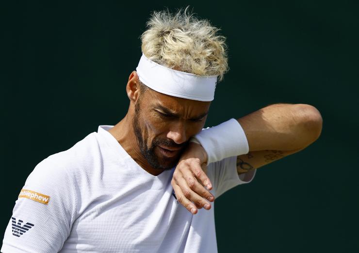 Fabio Fognini si asciuga una guancia con un polsino