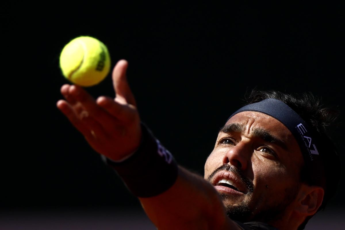 Primo piano di Fognini che si appresta al servizio lanciando la pallina