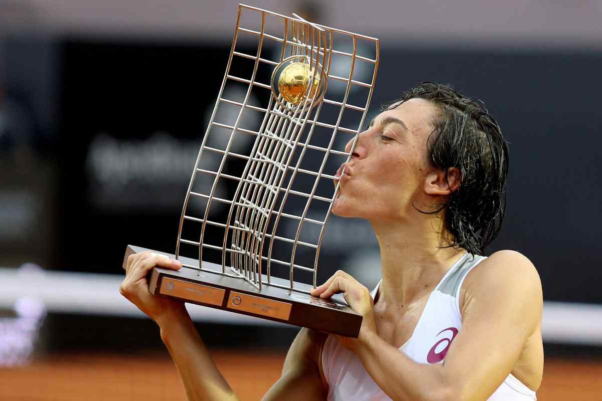 Francesca Schiavone bacia il trofeo