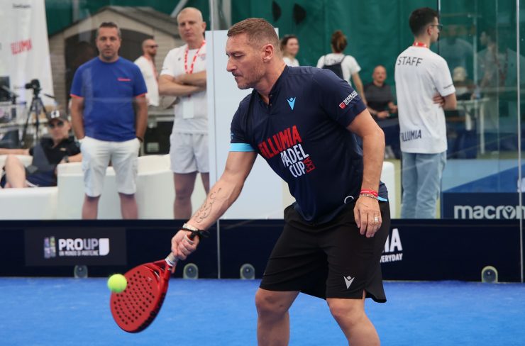 Francesco Totti mentre gioca a padel