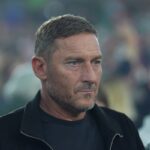 Primo piano di un Francesco Totti serio e concentrato