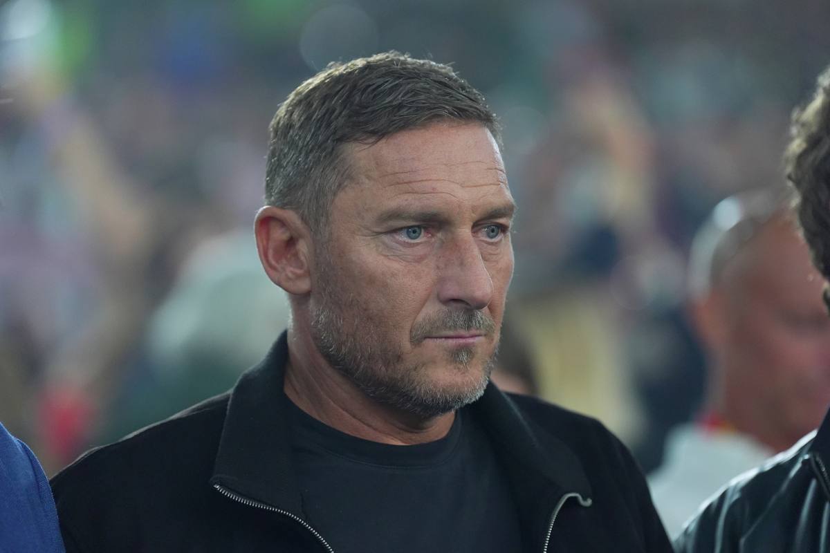 Primo piano di un Francesco Totti serio e concentrato