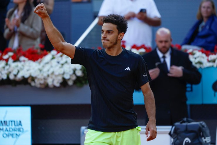 Francisco Cerundolo saluta il pubblico dopo il successo su Zverev