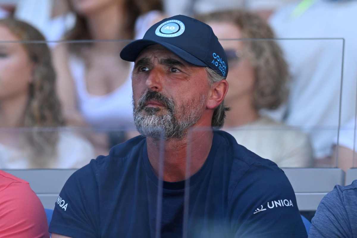 Goran Ivanisevic osserva un match dalla panchina