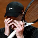 Jannik Sinner , mani sul volto durante il match di esordio a Roma