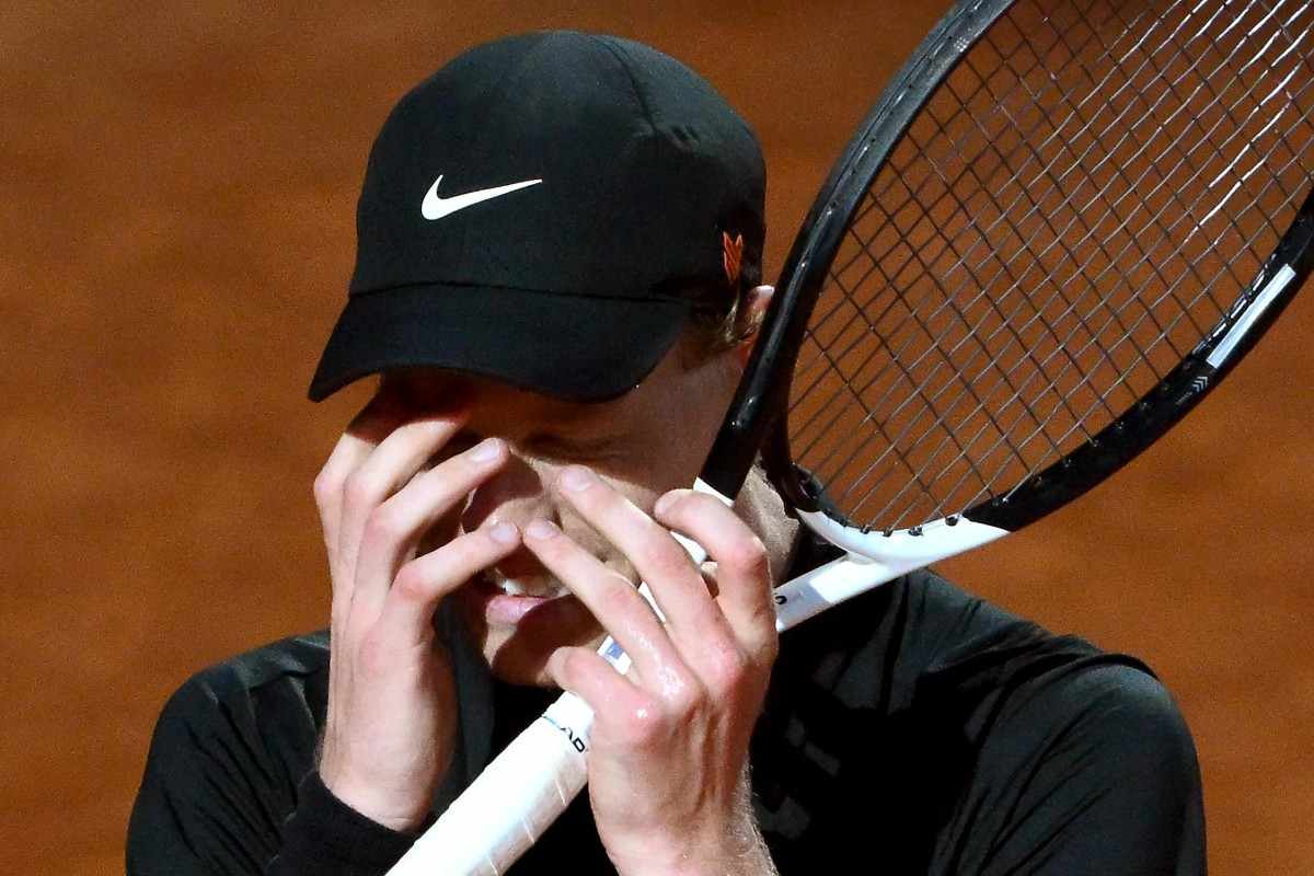 Jannik Sinner , mani sul volto durante il match di esordio a Roma