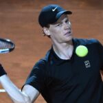 Jannik Sinner colpisce la palla al Foro Italico