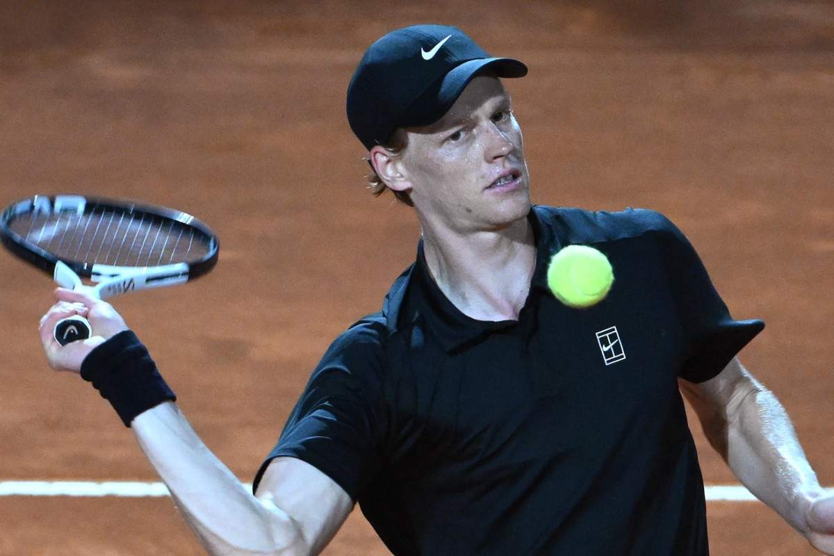 Jannik Sinner colpisce la palla al Foro Italico