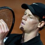 Jannik Sinner alle prese con la racchetta a Roma