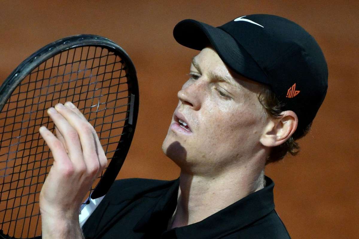 Jannik Sinner alle prese con la racchetta a Roma