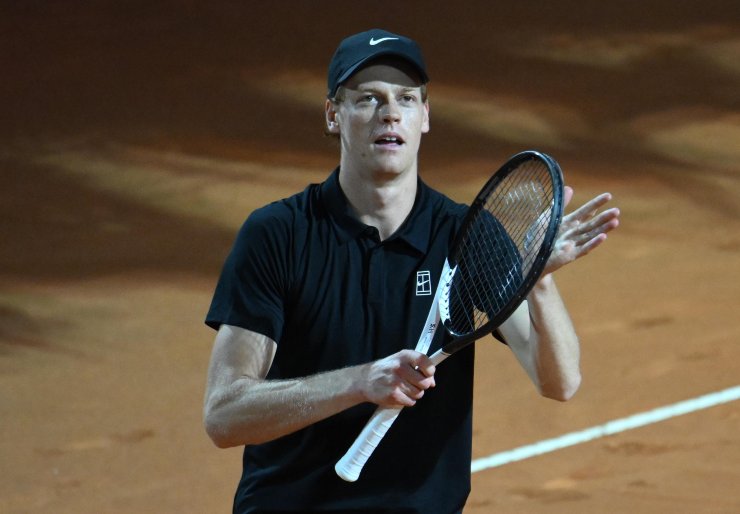 Jannik Sinner festeggia l'accesso in finale a Roma