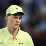 Primo piano di Jannik Sinner che guarda in cagnesco