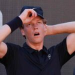 Jannik Sinner si aggiusta il cappello sulla testa