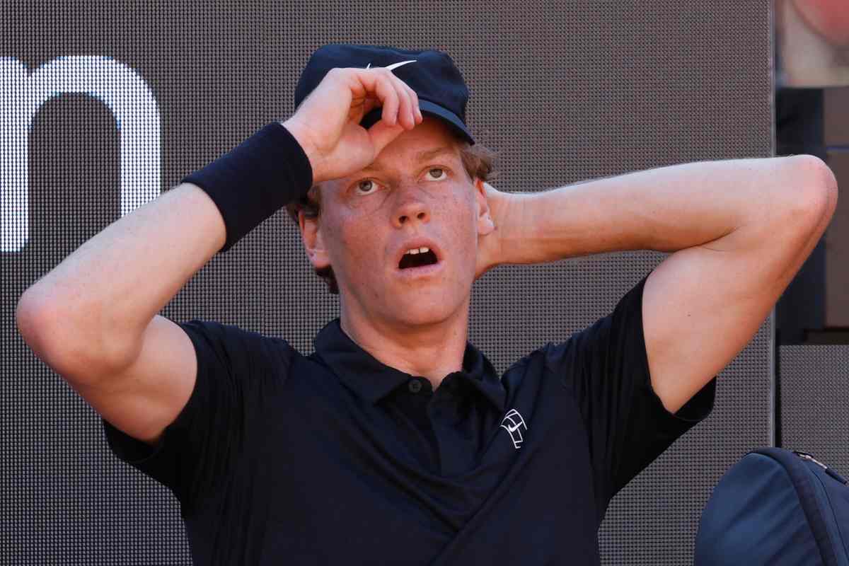 Jannik Sinner si aggiusta il cappello sulla testa