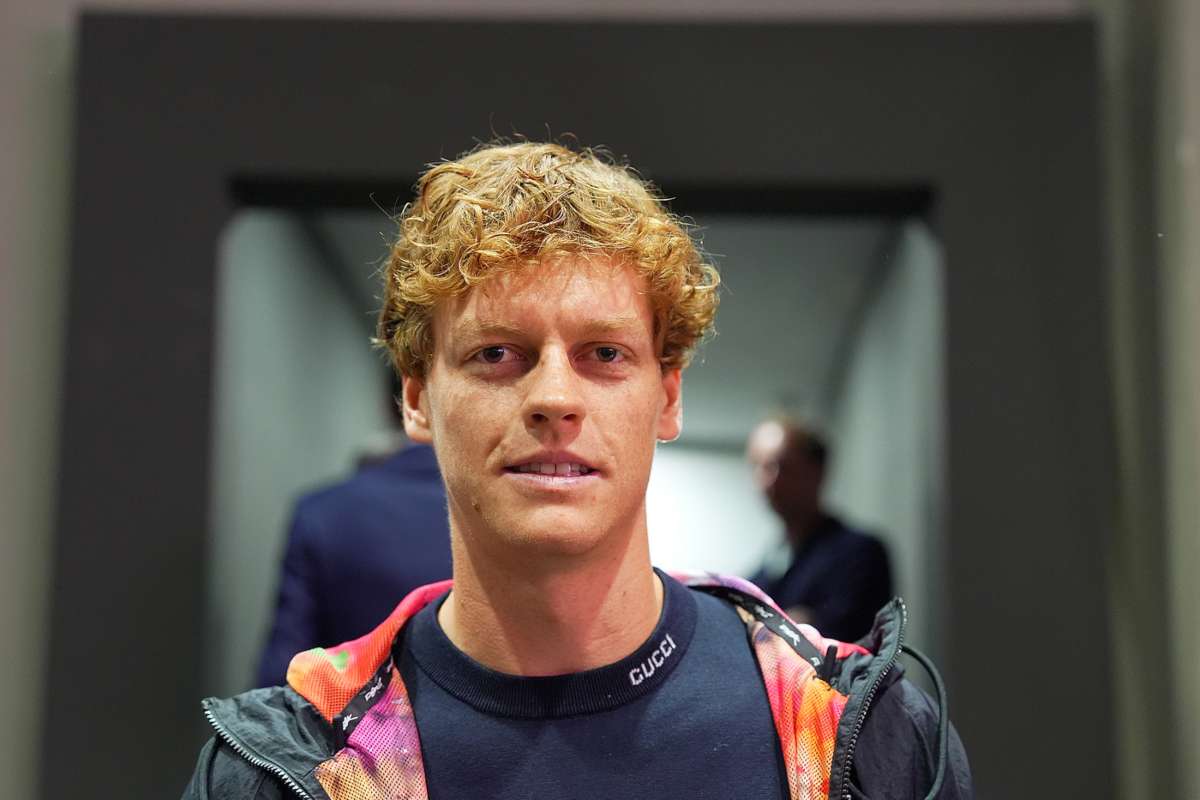 Jannik Sinner in primo piano e mentre abbozza un sorriso