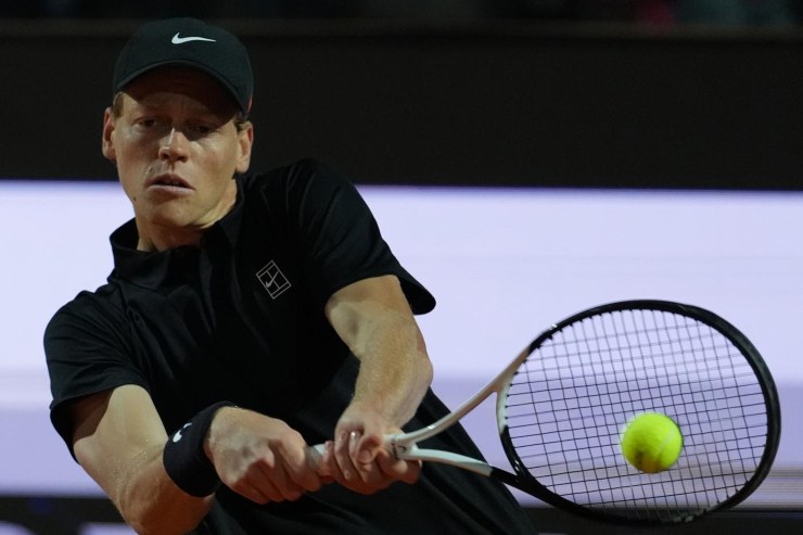Jannik Sinner mentre esegue in rovescio a due mani