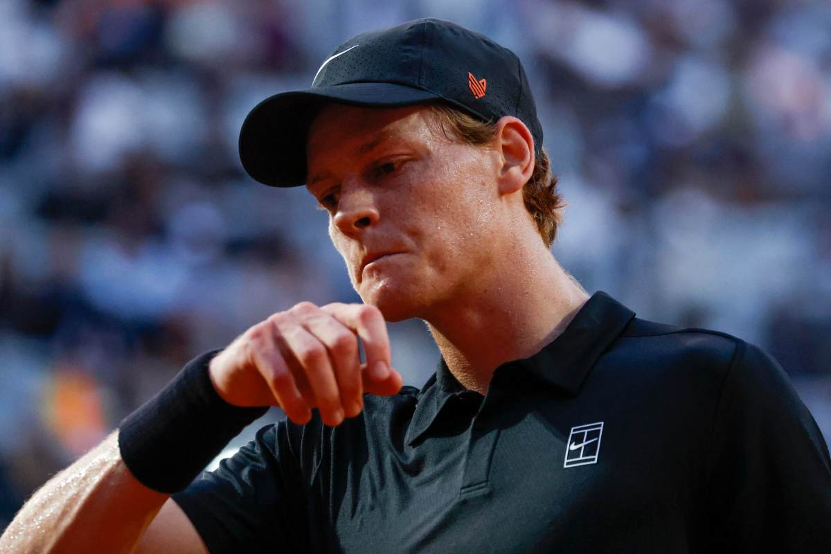 Jannik Sinner si porta il dorso della mano verso la bocca
