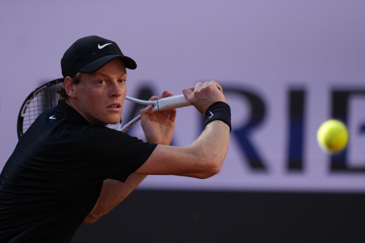 Jannik Sinner mentre sta per eseguire un rovescio a due mani
