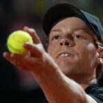 Jannik Sinner in primo piano e mentre si accinge a lanciare la pallina per servire