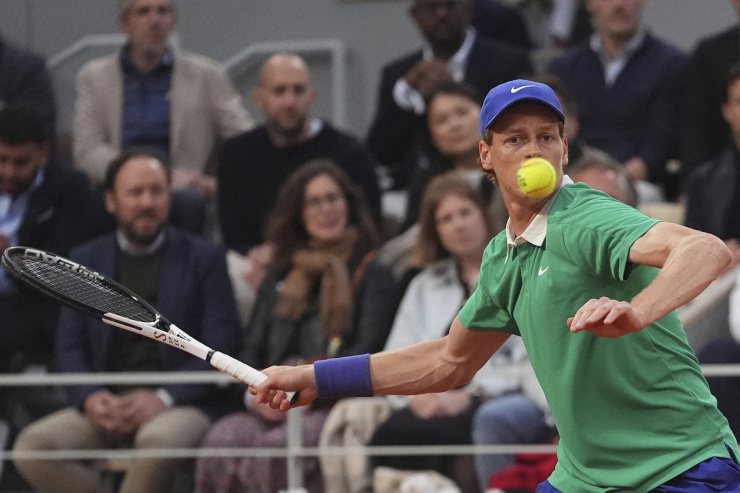 Jannik Sinner mentre si accinge a colpire la pallina con il dritto