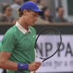 Jannik Sinner di profilo e con gli occhi socchiusi