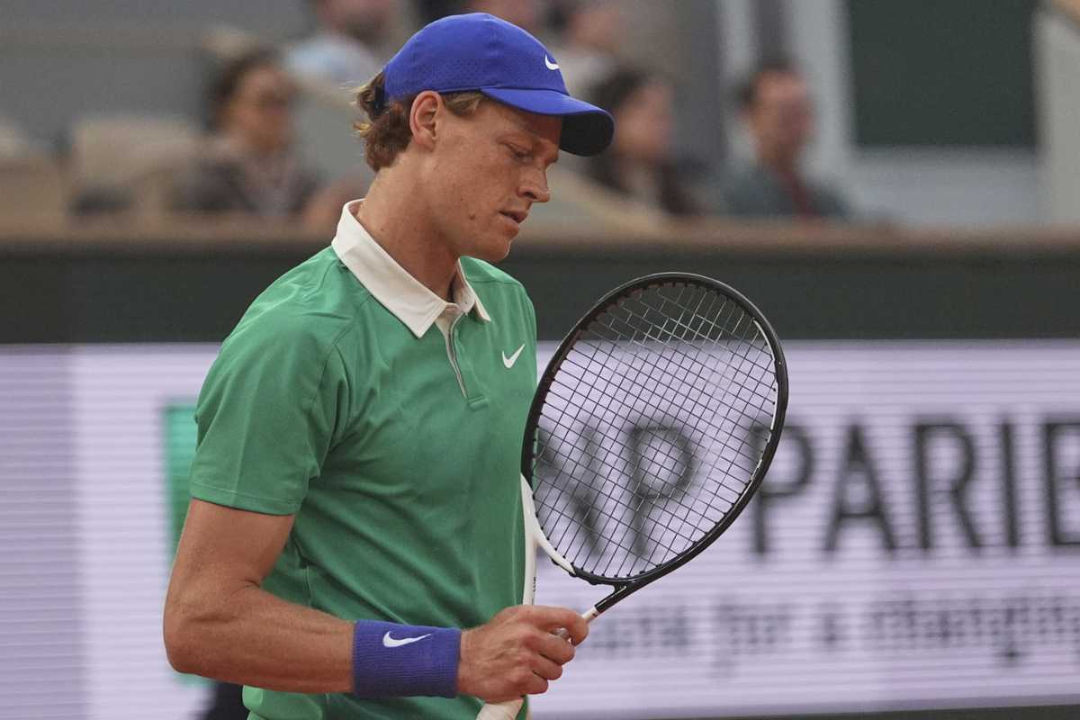 Jannik Sinner di profilo e con gli occhi socchiusi