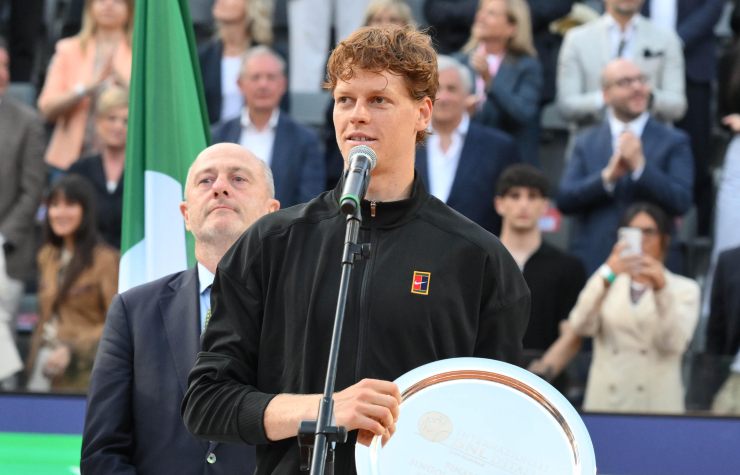 Jannik Sinner prende la parola sul centrale del Foro Italico