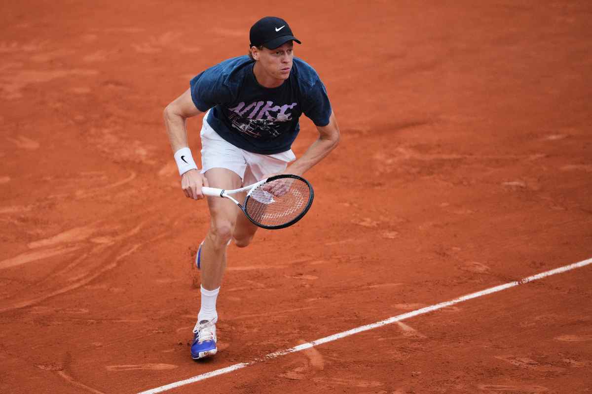 Jannik Sinner si allena per il Roland Garros 2025