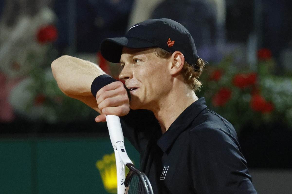 Jannik Sinner si asciuga il sudore dopo un punto