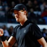 Jannik Sinner esulta dopo un punto a Roma