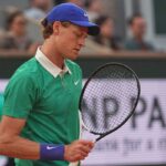 Jannik Sinner impegnato al Roland Garros