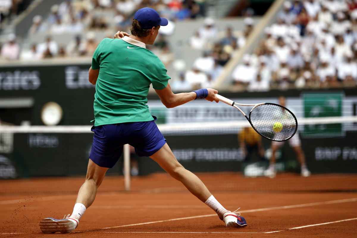 Sinner in campo al Roland Garros