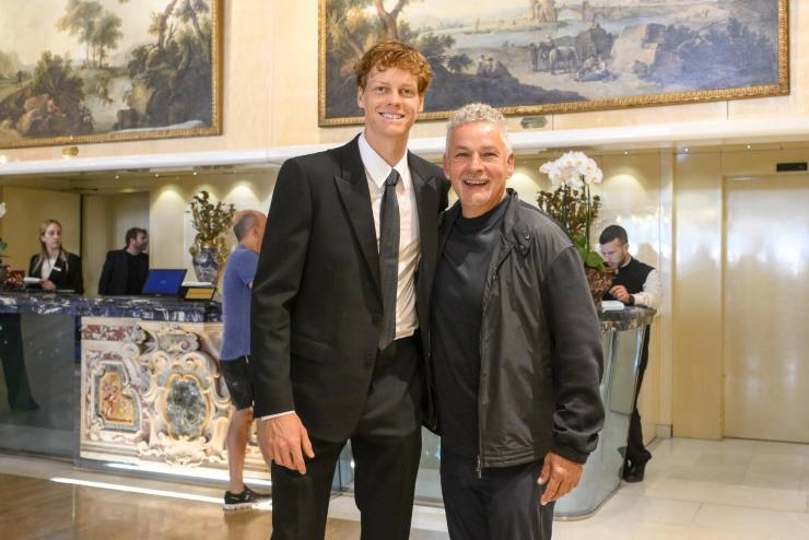 Jannik Sinner e Roberto Baggio fianco a fianco e sorridenti