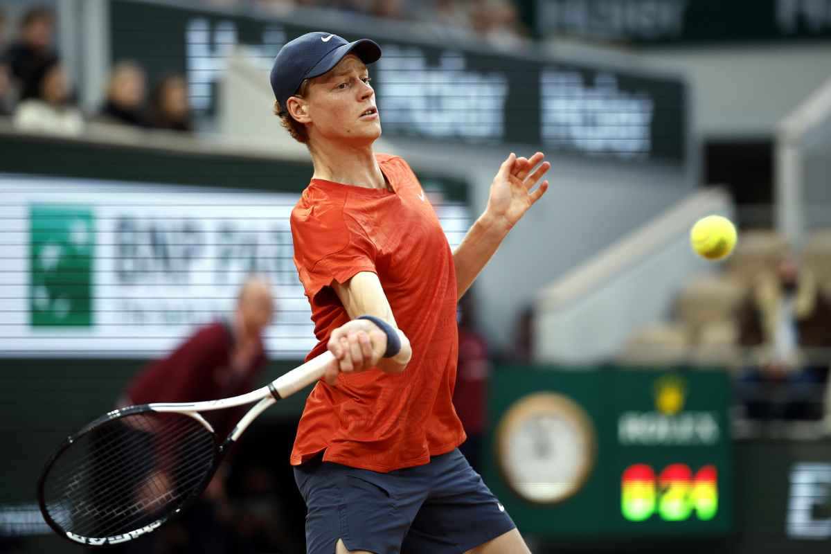 Jannik Sinner in azione col dritto al Roland Garros