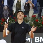 Jannik Sinner saluta il pubblico di Roma a braccia aperte e sorridente